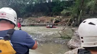 Buscan a mujer tras ser arrastrada por la corriente de agua en Nuevo León