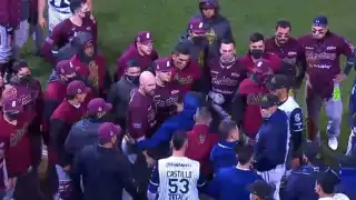 Las cosas se salieron de control y los integrantes de ambos equipos intercambiaron golpes