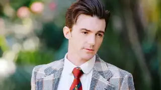 Drake Bell  fue captado junto a Janet Von Schmeling y un bebé en Disneyland