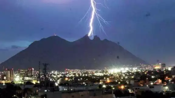 Tormenta eléctrica azota la zona metropolitana de Monterrey, NL Tormenta eléctrica azota la zona metropolitana de Monterrey, NL