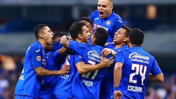 La maquina cementera de la Cruz Azul juega esta noche su tercer partido de pretemporada en Estados Unidos La maquina cementera de la Cruz Azul juega esta noche su tercer partido de pretemporada en Estados Unidos