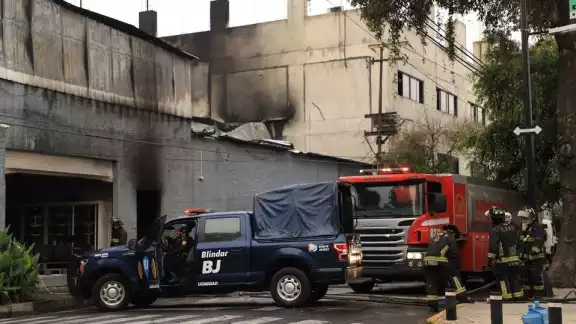 Bomberos continúan trabajando en la remoción de escombros en Benito Juárez.

