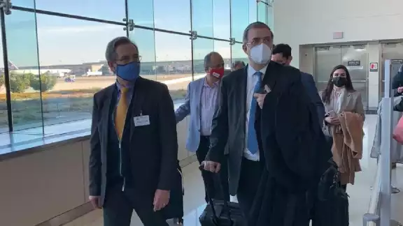 Así arribaron al aeropuerto los funcionarios mexicanos Así arribaron al aeropuerto los funcionarios mexicanos