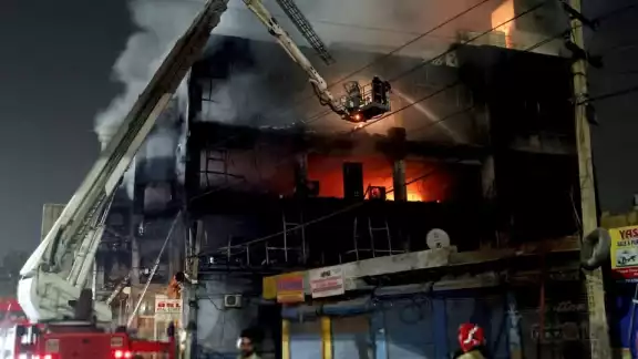 Autoridades de Nueva Delhi, en India, confirmaron la muerte de 27 personas tras registrarse un fuerte incendio en un edificio de la ciudad