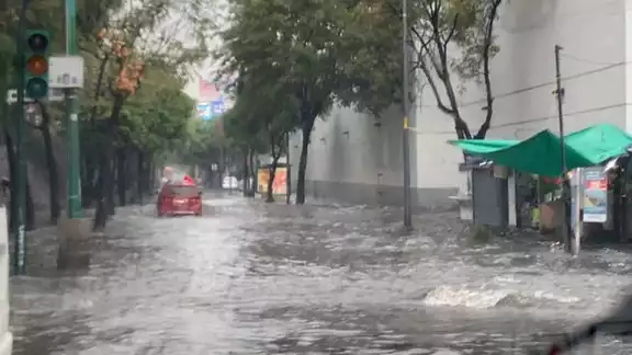 Inundaciones en Periférico Norte dejan auto atrapado y caos vial