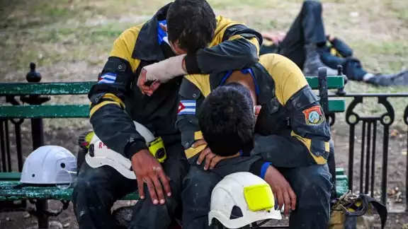 Tras haber encontrado un último cuerpo en los sótanos del hotel, los bomberos dieron por finalizadas las labores de rescate Tras haber encontrado un último cuerpo en los sótanos del hotel, los bomberos dieron por finalizadas las labores de rescate