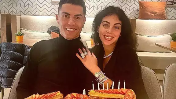 La modelo sorprendió al jugador del Manchester United con una camioneta que tiene un costo superior a los 100 mil dólares. La modelo sorprendió al jugador del Manchester United con una camioneta que tiene un costo superior a los 100 mil dólares.