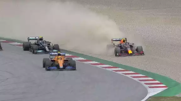 Durante las primeras vueltas, Checo Pérez sufrió un percance con Lando Norris e hizo que le costara una penalización durante la GP de Austria Durante las primeras vueltas, Checo Pérez sufrió un percance con Lando Norris e hizo que le costara una penalización durante la GP de Austria