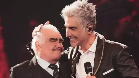 "El Potrillo" da serenata; dedica presentación a Vicente Fernández "El Potrillo" da serenata; dedica presentación a Vicente Fernández
