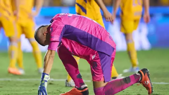 Nahuel Guzmán lloró porque les maracaron penal en contra. Foto: Twitter