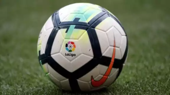 Un balón con el logo de LaLiga