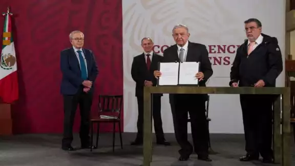 El presidente López Obrador muestra el documento con la pregunta que enviará al Senado para la consulta popular para juicio a ex presidentes El presidente López Obrador muestra el documento con la pregunta que enviará al Senado para la consulta popular para juicio a ex presidentes