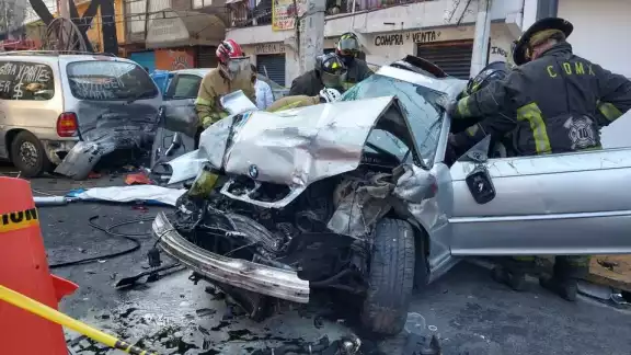 El conductor perdió el control del auto y se estampó contra un poste El conductor perdió el control del auto y se estampó contra un poste