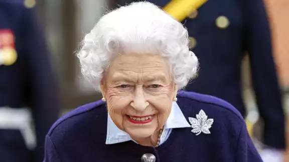 Después de nueve días de aislamiento, la Reina Isabel II regresó a sus actividades como monarca del Reino Unido. Después de nueve días de aislamiento, la Reina Isabel II regresó a sus actividades como monarca del Reino Unido.