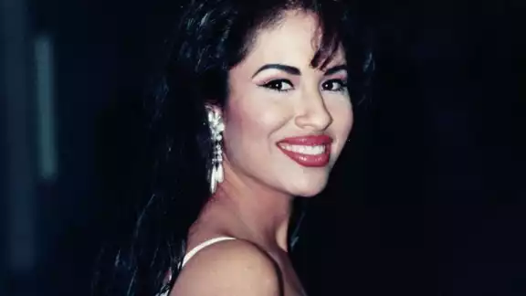 Selena Quintanilla mira a la cámara