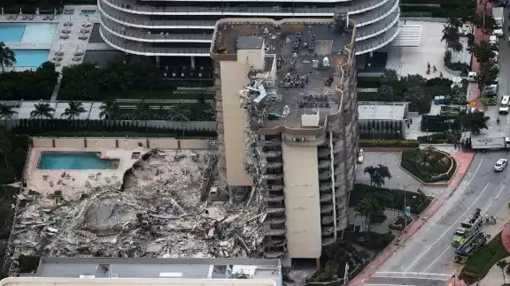 Autoridades locales informaron el jueves por la mañana que antes de que se derrumbara, esa parte del complejo Champlain Towers estaba en proceso de renovación Autoridades locales informaron el jueves por la mañana que antes de que se derrumbara, esa parte del complejo Champlain Towers estaba en proceso de renovación
