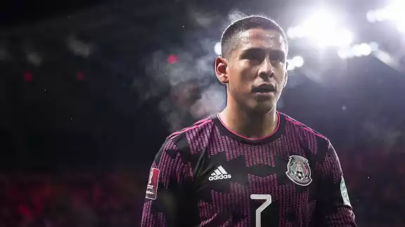 El mediocampista azteca iba a ser presentado este miércoles en el Gigante de Acero. El mediocampista azteca iba a ser presentado este miércoles en el Gigante de Acero.
