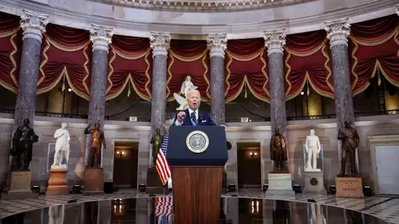 El presidente Joe Biden en el aniversario del asalto al Capitolio, aseguró que DonaldTrump "trató de evitar un traspaso de poder pacífico". El presidente Joe Biden en el aniversario del asalto al Capitolio, aseguró que DonaldTrump "trató de evitar un traspaso de poder pacífico".