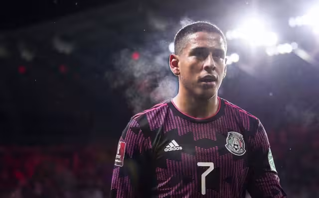 El mediocampista azteca iba a ser presentado este miércoles en el Gigante de Acero.