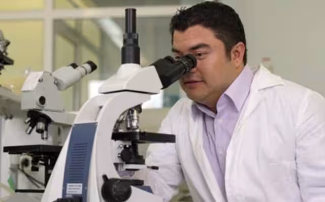 Este era él en su trabajo