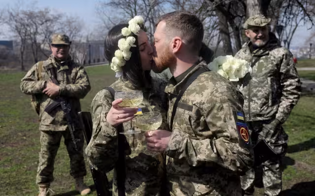 Vistieron sus uniformes de combate del ejército con las armas colgadas de los hombros