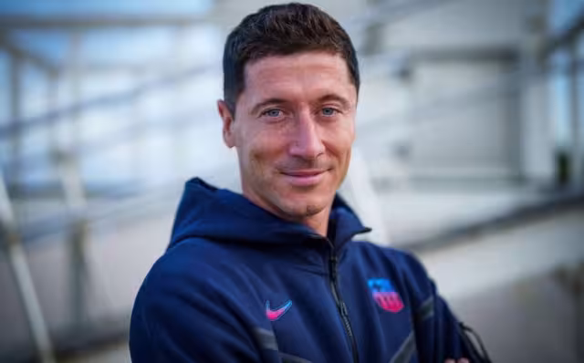 Robert Lewandowski, vestido con las ropas del Barcelona