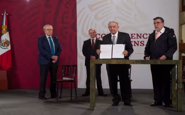 El presidente López Obrador muestra el documento con la pregunta que enviará al Senado para la consulta popular para juicio a ex presidentes
