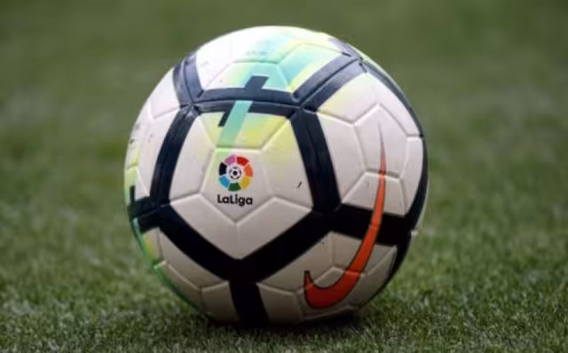 Un balón con el logo de LaLiga