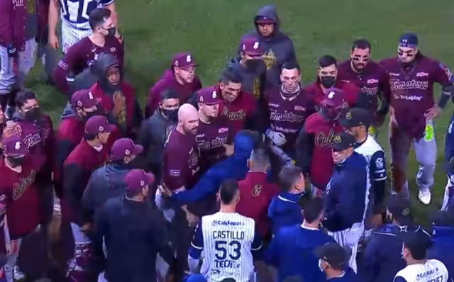 Las cosas se salieron de control y los integrantes de ambos equipos intercambiaron golpes