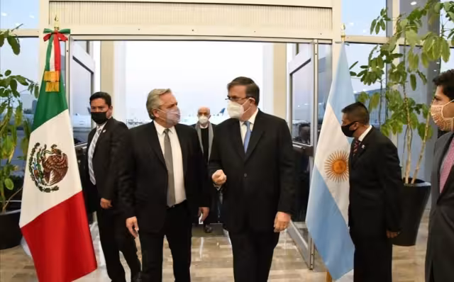 El presidente argentino llegó a México para participar en las celebraciones del bicentenario de la Independencia del país