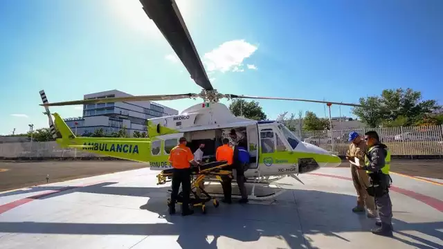 Una ambulancia aérea traslado a varios heridos a hospitales especializados. Foto: Twitter @EnriqueAlfaroR