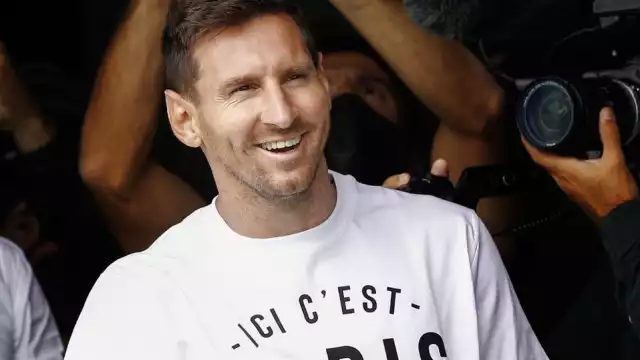 Lionel Messi aterrizó este martes en París para cerrar su incorporación al club francés