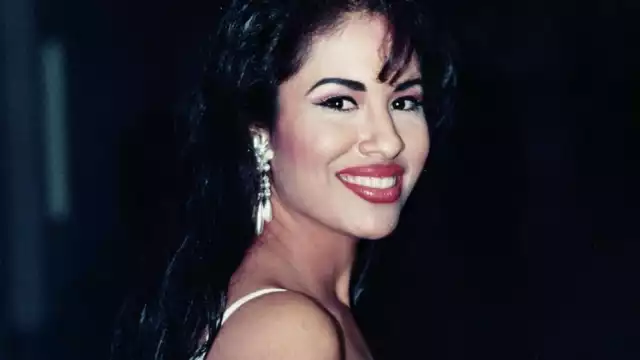 Selena Quintanilla mira a la cámara