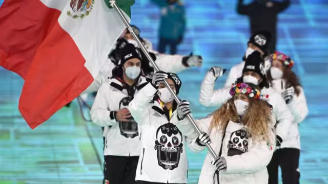 La delegación de México desfiló en la inauguración de los Olímpicos de Beijing con un uniforme alusivo a la lucha libre y el Día de Muertos.