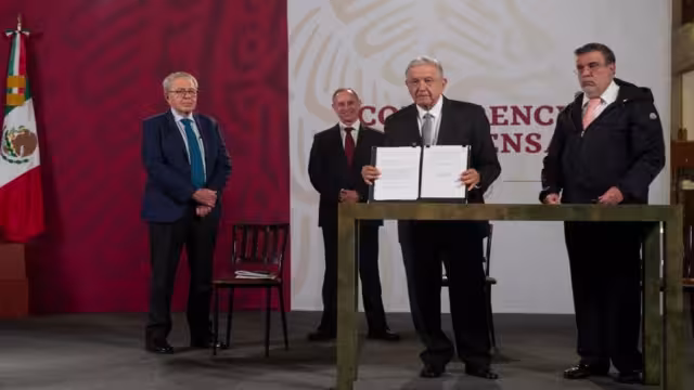 El presidente López Obrador muestra el documento con la pregunta que enviará al Senado para la consulta popular para juicio a ex presidentes