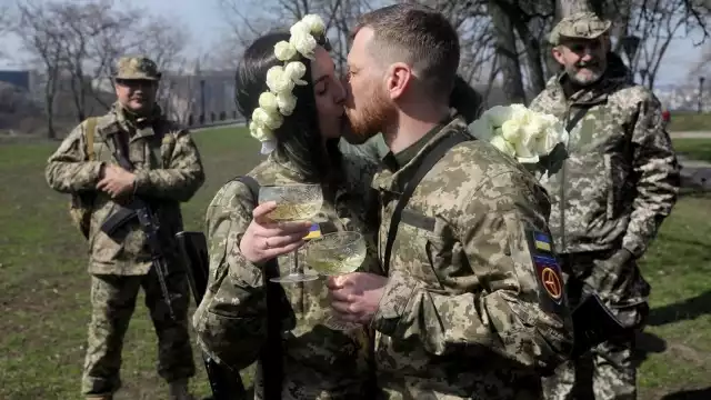 Vistieron sus uniformes de combate del ejército con las armas colgadas de los hombros