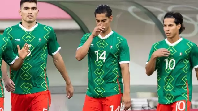 En el partido de México vs. Francia la playera de Erick Aguirre era distinta a las de sus compañeros, tenía la bandera al revés.