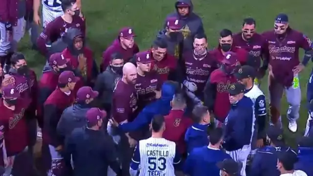 Las cosas se salieron de control y los integrantes de ambos equipos intercambiaron golpes