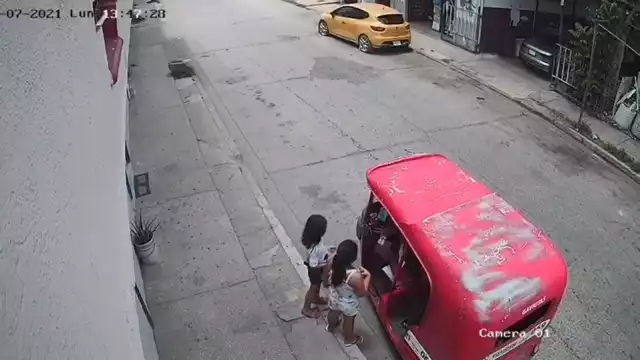 Hombre fue captado tocando indebidamente a las menores y posteriormente les da dinero