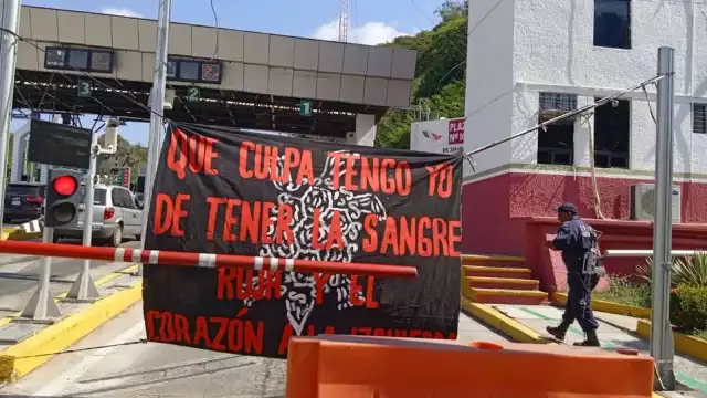 Las casetas fueron tomadas por normalistas