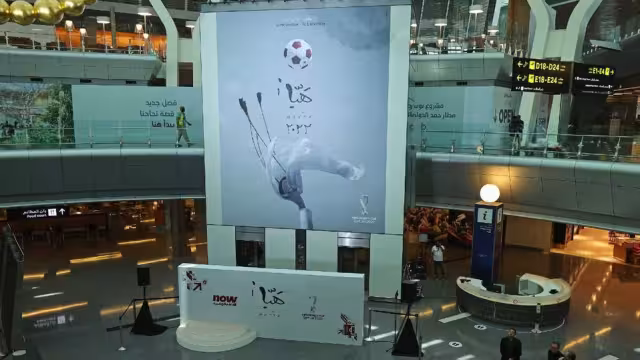 El cartel oficial de la próxima Copa del Mundo fue creado por la artista qatarí Bouthayna Al Muftah