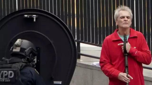 El hombre amagaba con dispararse