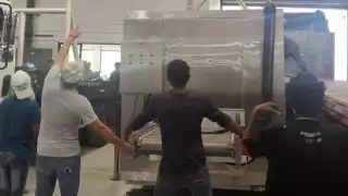 La misma empresa que vendió las maquinarias acudió a la empresa para embargarlas