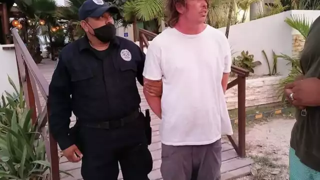 Extranjero se intentan arrojar al vació desde el techo de un hotel en Mahahual