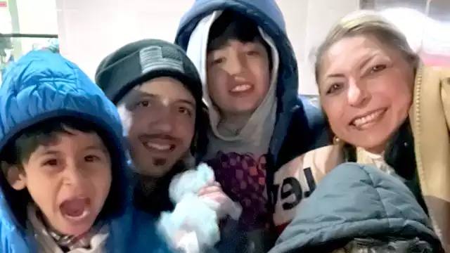 Después de esperar 6 años, el tío logró conocer a sus sobrinos en persona