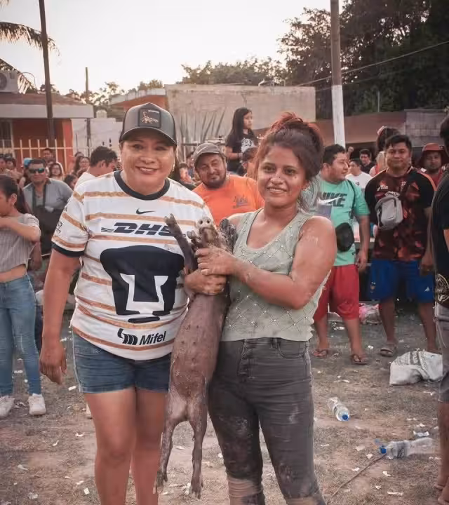 La diputada participó en el evento donde se maltrataron aimales.
