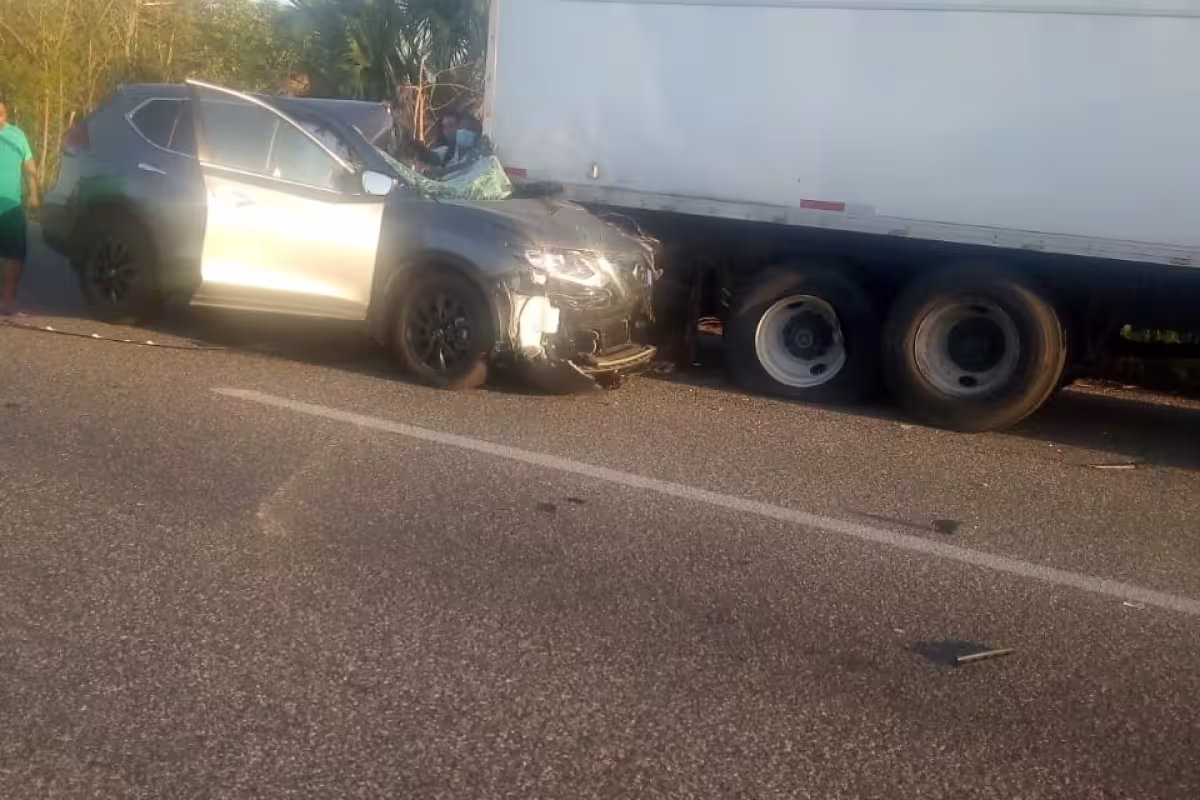 Conductor choca contra un tráiler estacionado y termina prensado en ...