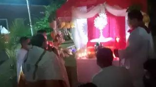 La procesión final la hicieron con el santisimo. Foto: Valerio Chan