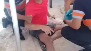 La tromba se movilizó a unos cuantos metros de la orilla del mar alzando a su paso sombrillas