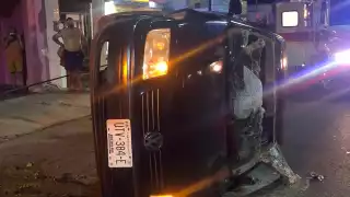 El auto terminó volcado sobre su costado izquierdo